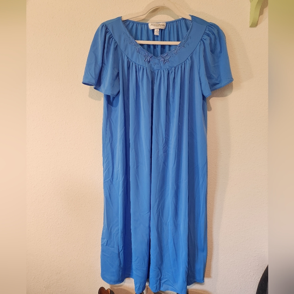 Miss‎ Elaine Vintage Nylon Short Sleeve Nightgown Embroidered Knee Length Medium